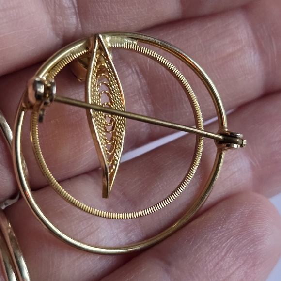 Vintage brooch concentric circles filigree leaf gold tone pin Blue gem - Picture 4 of 8